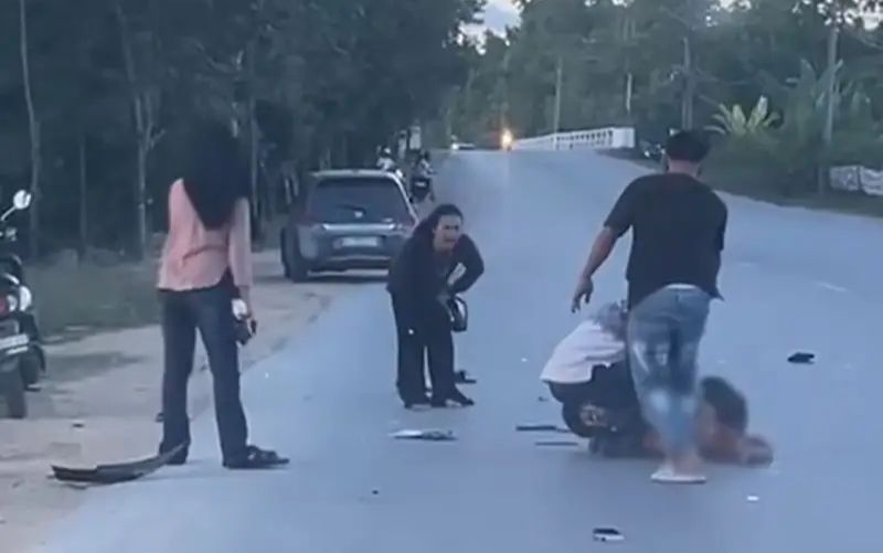 Pemotor NMX Patah Kaki Usai Tabrak Honda Brio yang Putar Arah di Kendari