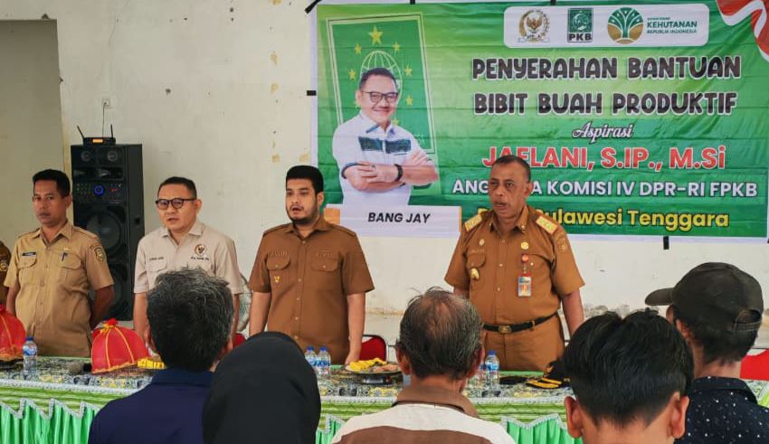 Bersama Bupati, Anggota DPR RI Jaelani Bagikan Bibit Produktif di Buton
