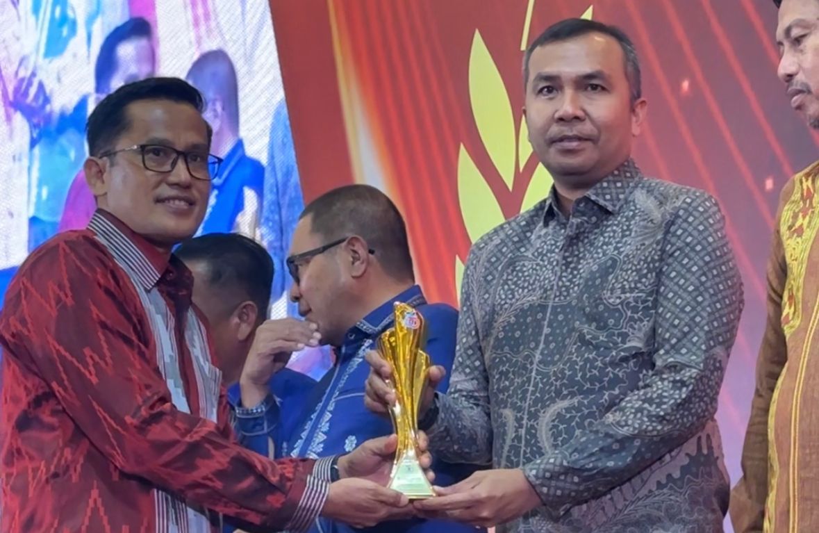 Kepala Bapperida Konut Muhaimin Dianugerahkan Penghargaan Sultra Award Tokoh Inovatif 2025