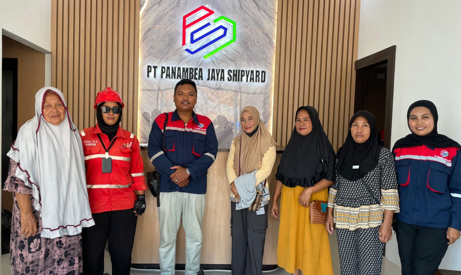 PT PJS Gelar Baksos Ramadan, Ratusan Sembako Dibagikan ke Warga Tiga Desa di Moramo