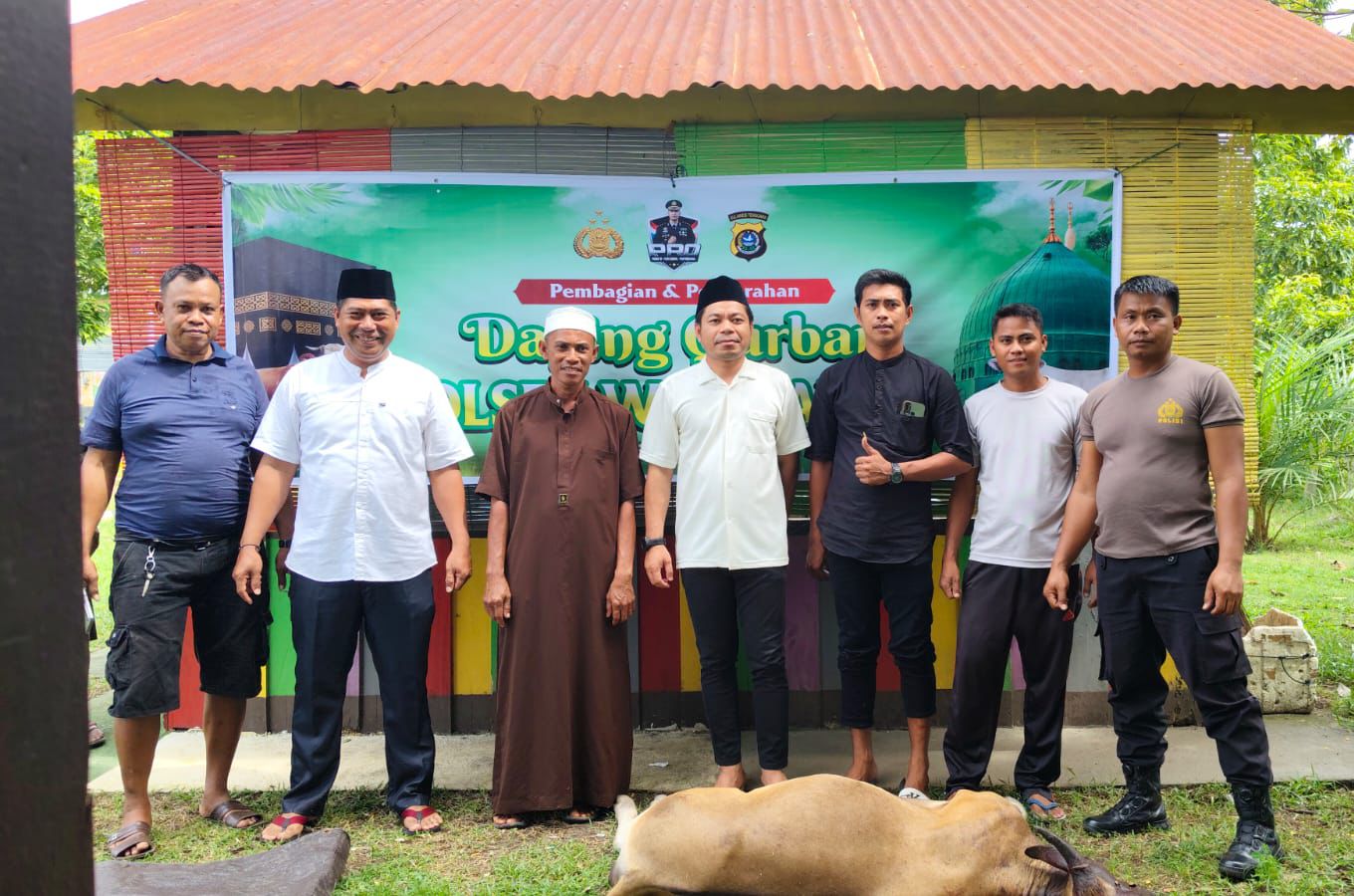 Polsek Watubangga Bagikan Daging Kurban untuk Warga