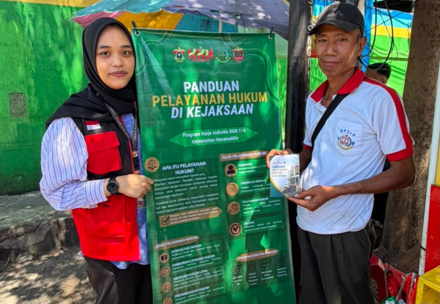 Mahasiswi KKN-T Hukum Unhas Bagikan Buku Saku Pelayanan Hukum ke Masyarakat